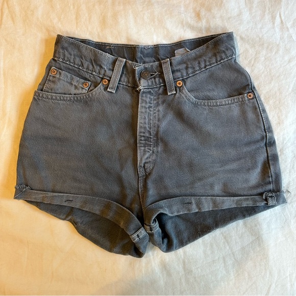 Size 23 Levi’s Shorts - Picture 1 of 2